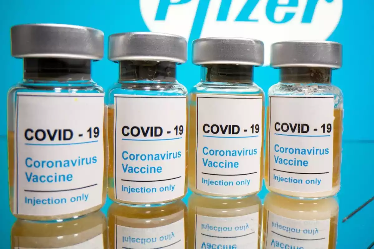 Imatge de quatre pots de dosis de vacuna contra la Covid-19.