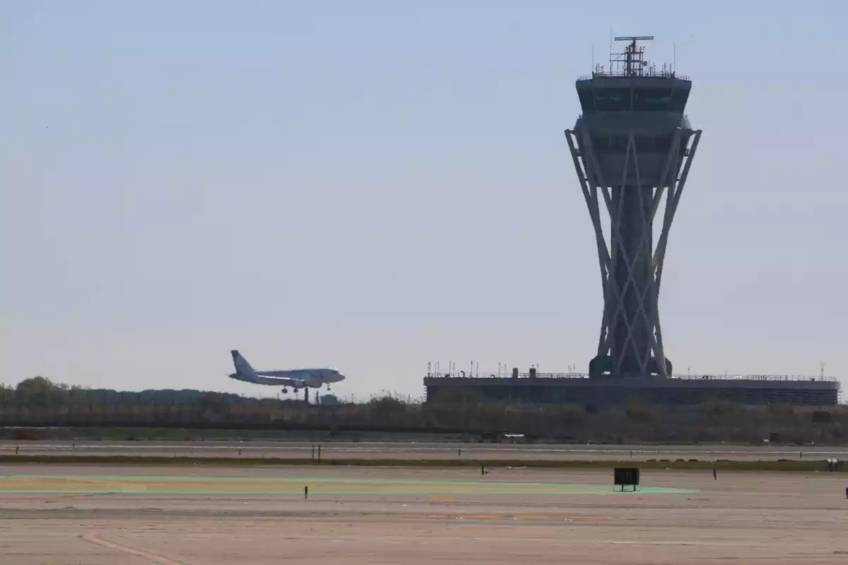 Imatge d'un avió aterrant a l'Aeroport del Prat vist des de les pistes