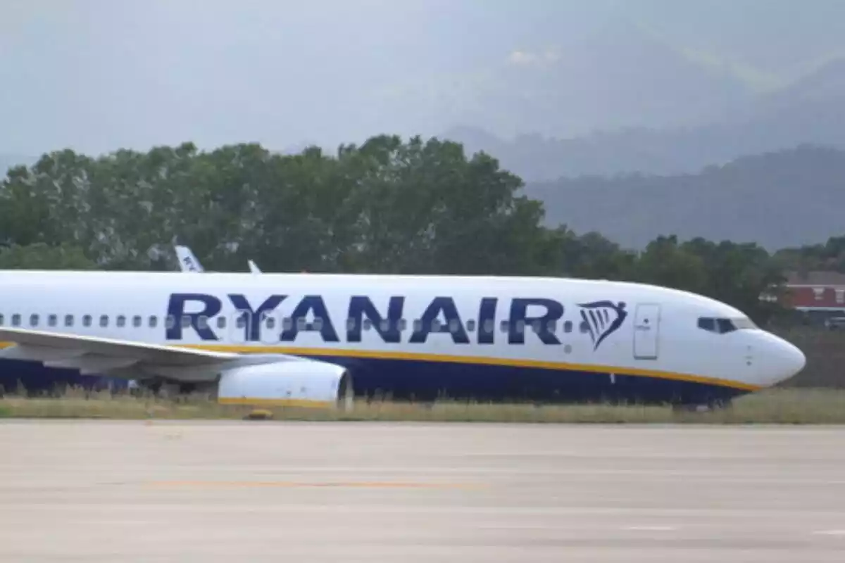 Imatge d'un avió de Ryanair a la pista d'enlairament