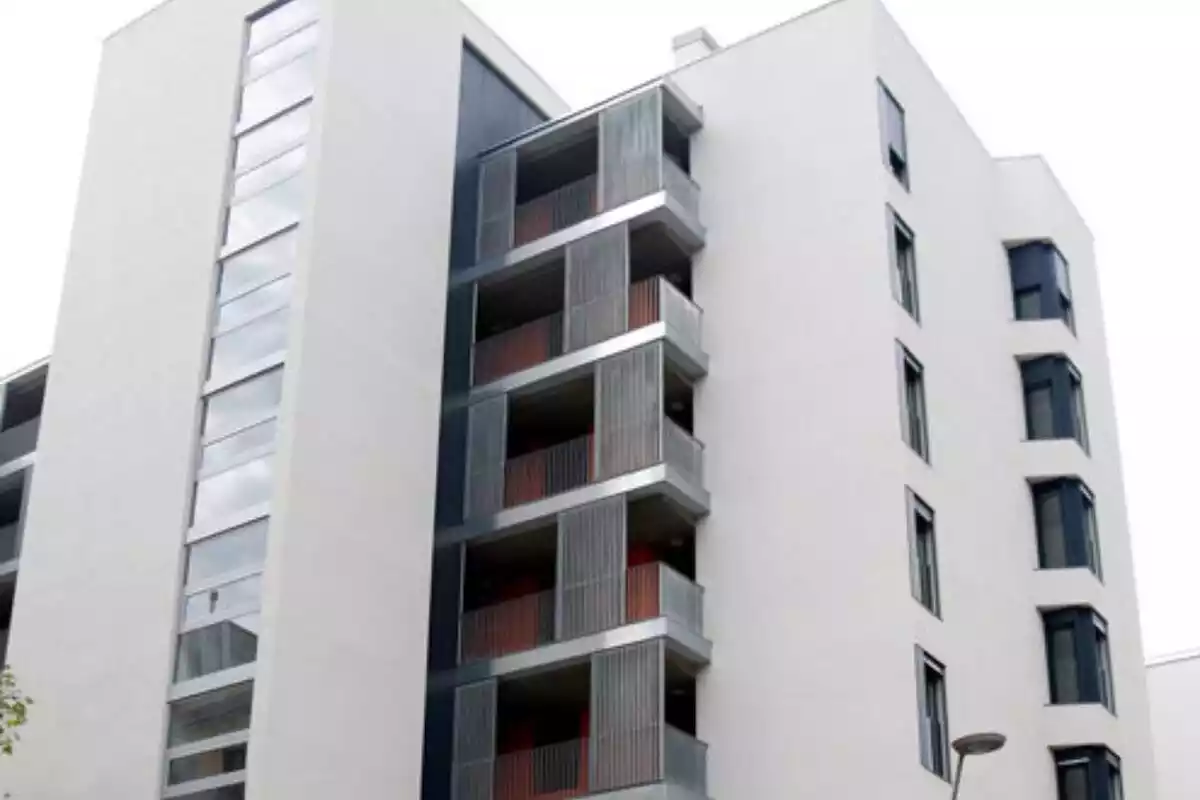 Imatge d'un bloc de pisos blanc