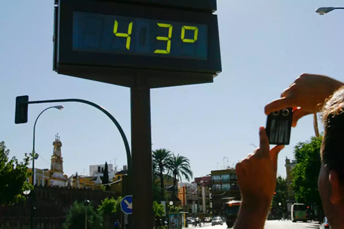 Imatge d'un cartell que mostra la temperatura al carrer