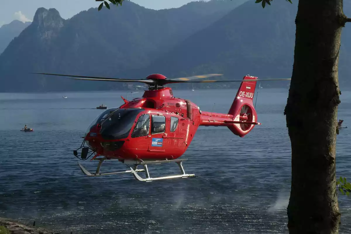 Imatge d'un helicòpter de rescat sobre l'aigua