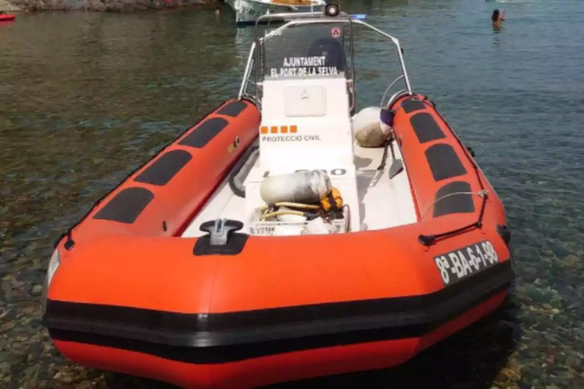 Imatge d'una embarcació de Protecció Civil per a rescatar a banyistes