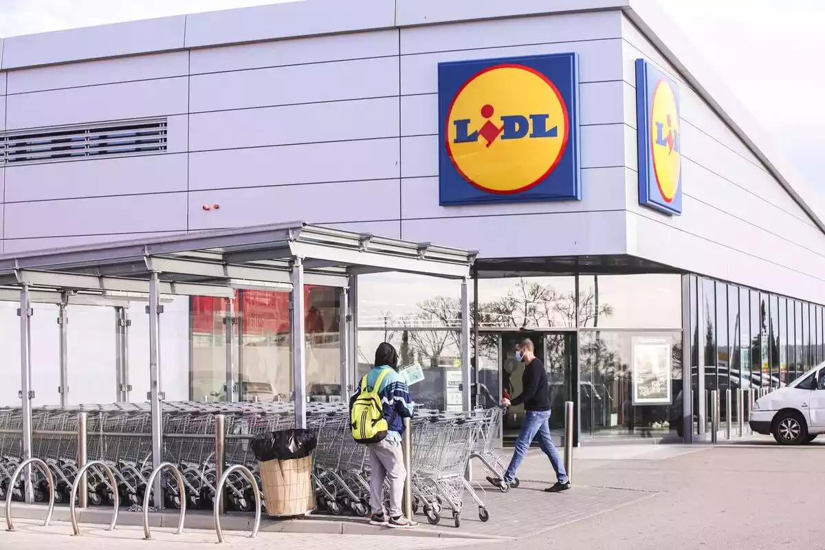 Imatge d'una entrada del supermercat Lidl i amb els carros en primer pla