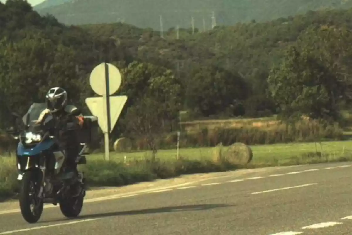 Imatge d'una motocicleta detectada en un control de velocitat dels Mossos d'Esquadra