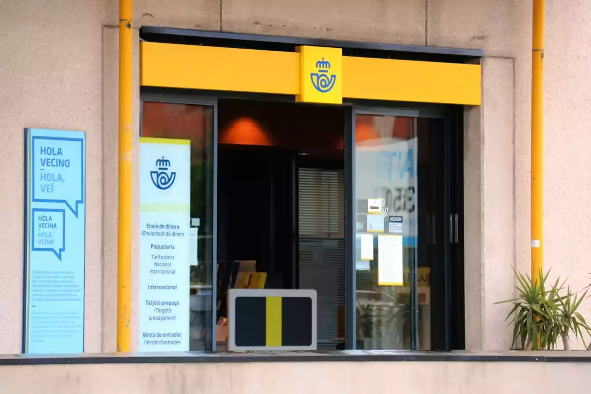 Imatge d'una porta d'accés a una oficina de Correus a Sabadell