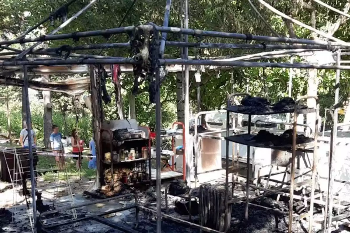 Imatge d'una tenda de campanya en un camping del Berguedà cremada