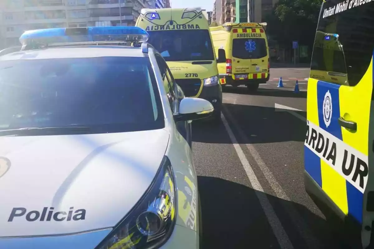 Imatge on apareix un cotxe de la Guàrdia Urbana de Lleida i tres ambulàncies del SEM