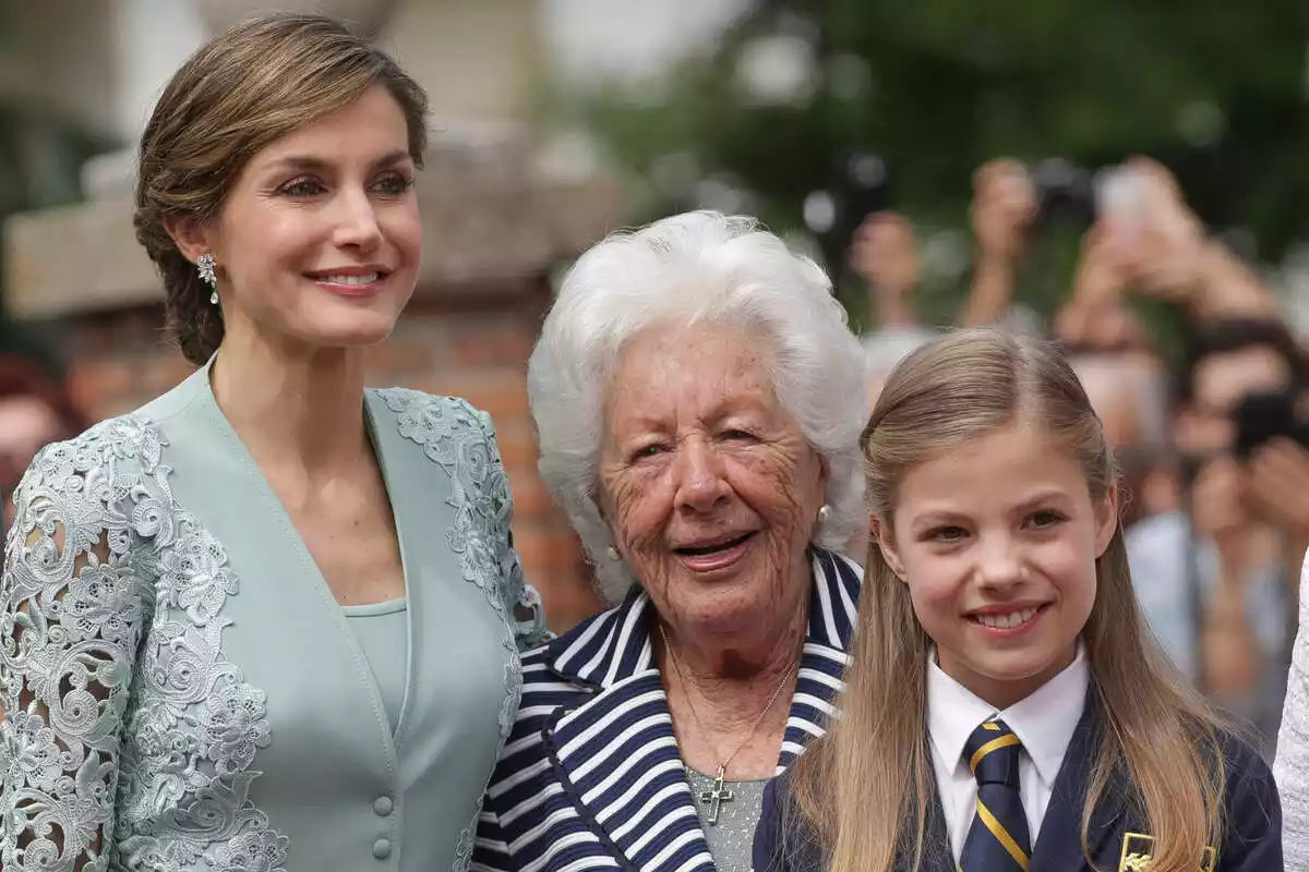 La reina Letícia amb la seva àvia i la infanta Sofia