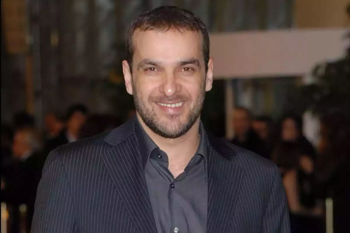 L'actor Luis Merlo posant i somrient a càmera