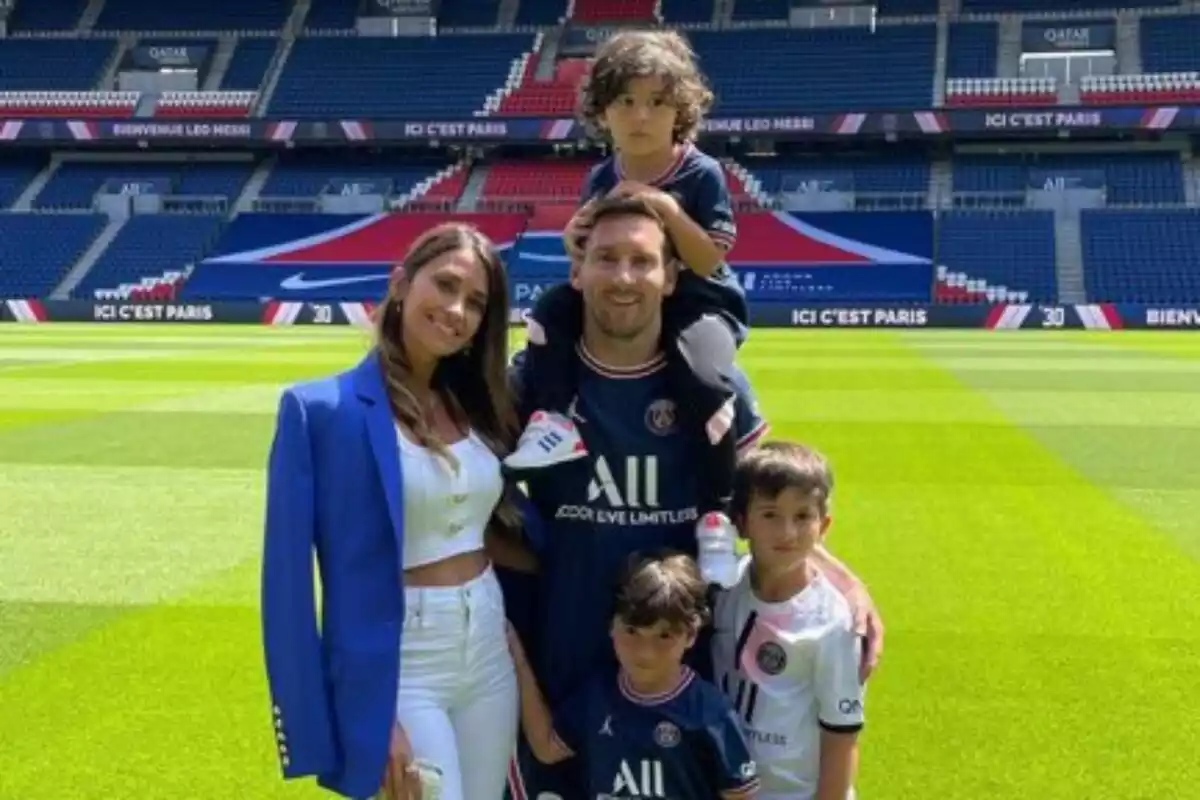 Leo Messi i Antonela Roccuzzo amb els seus tres fills al Parc dels Prínceps de París, l'estadi del PSG