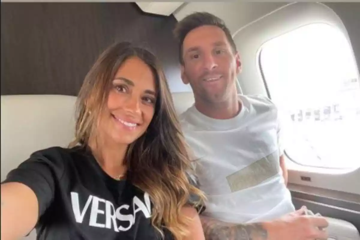 Leo Messi i Antonela Roccuzzo en el viatge a París just després que s'hagi anunciat el fitxatge del jugador pel PSG