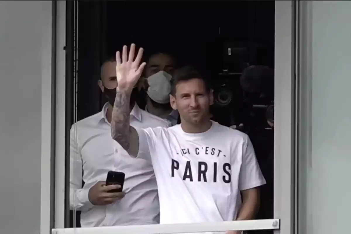 Messi saluda als afeccionats del PSG a la seva arribada a Paris