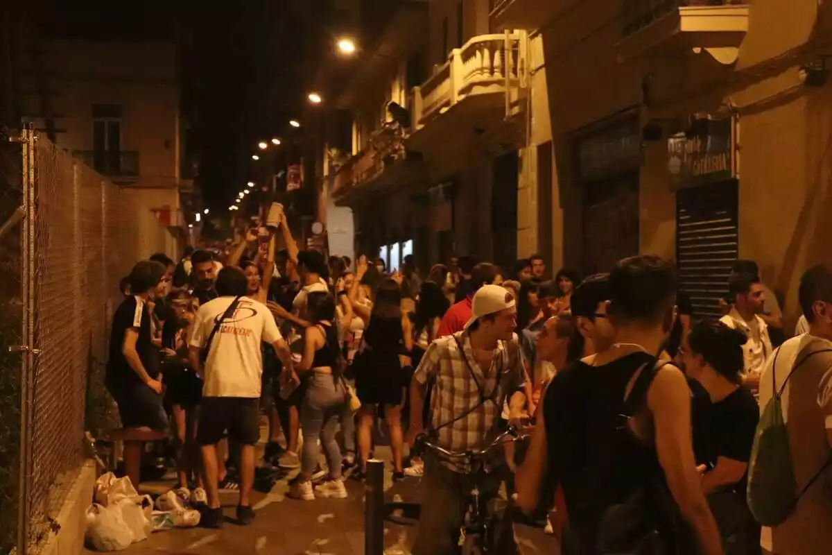 Pla obert de gent pels carrers de Gràcia en el primer divendres sense toc de queda