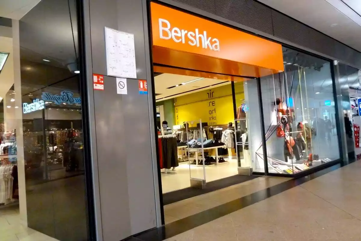 Porta d'entrada a una botiga Bershka