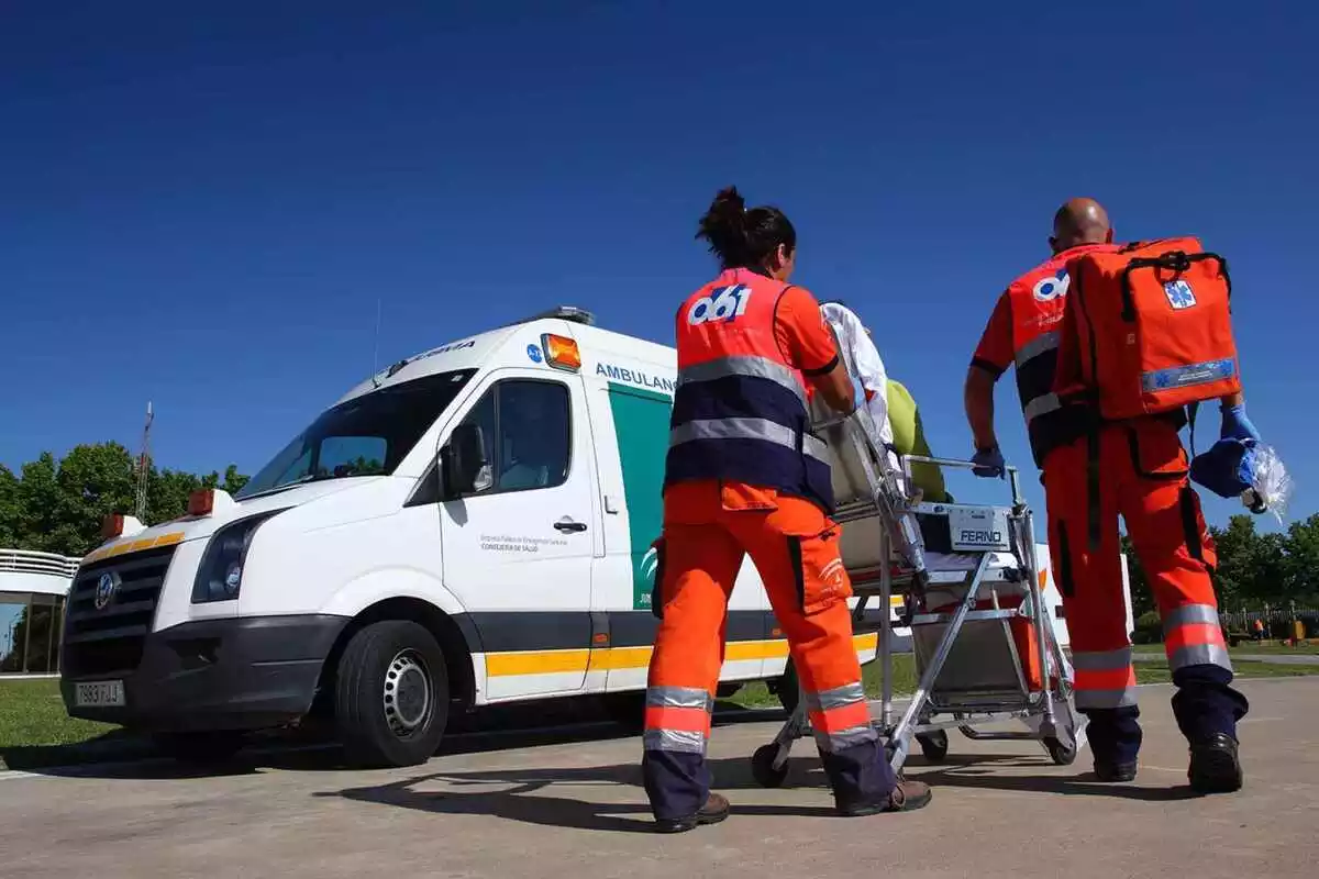 Una ambulància del 061 i dos sanitaris