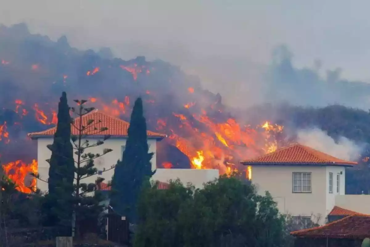 Cases amb foc darrere a La Palma (Gran Canària)