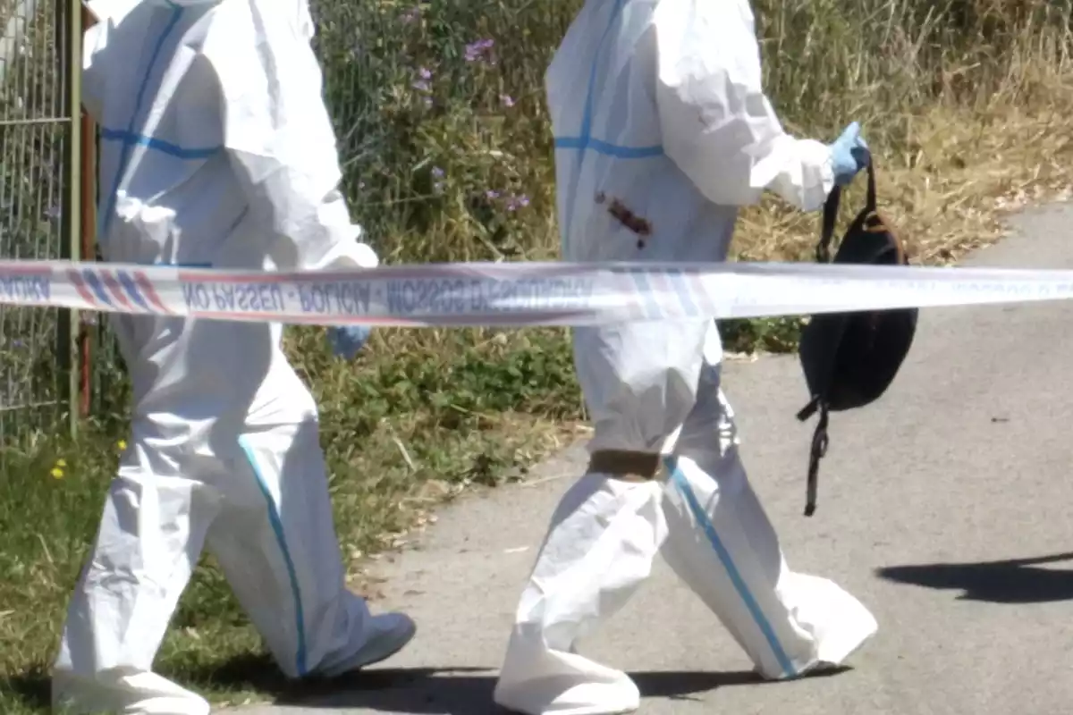 Dos forenses dels Mossos d'Esquadra amb la vestimenta blanca