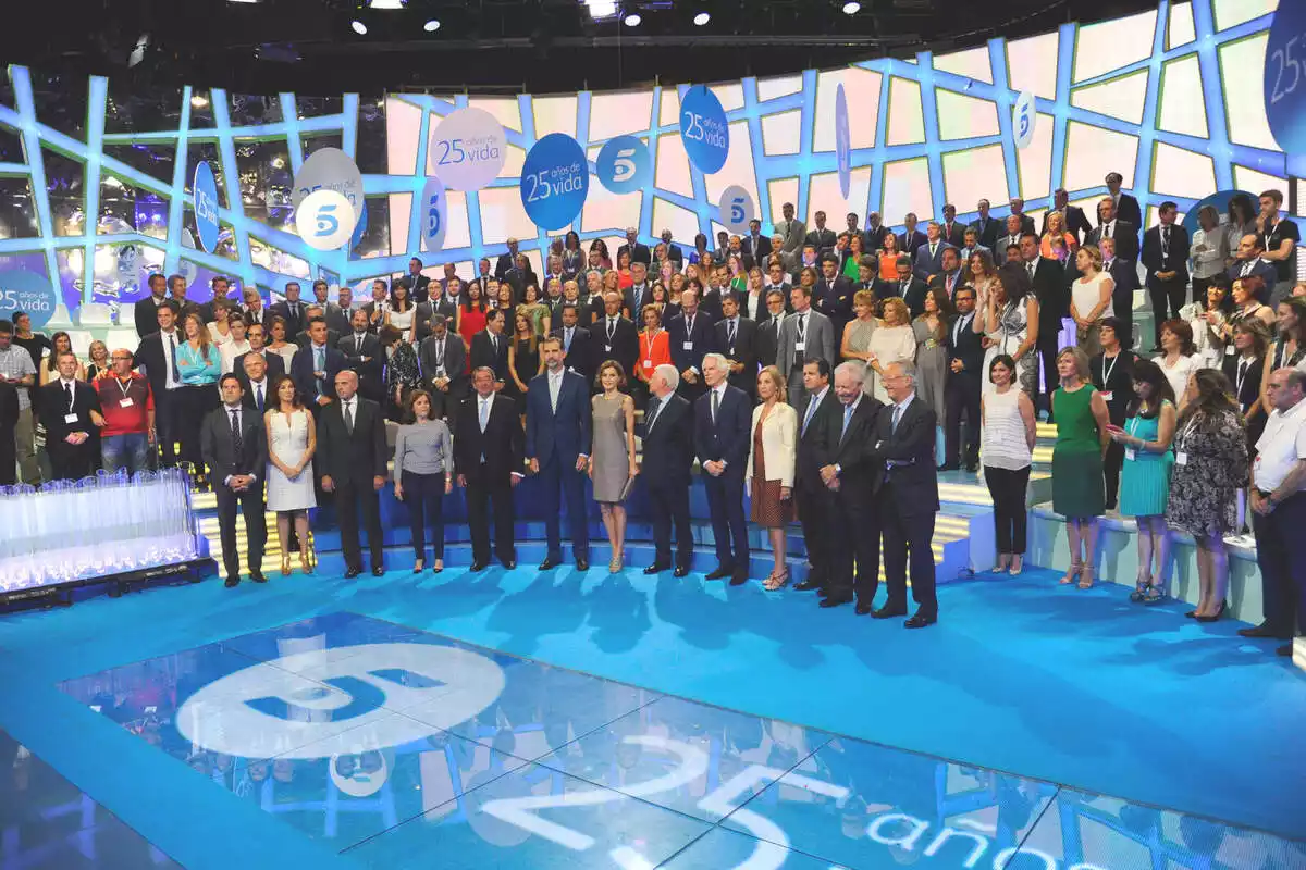 El plató de Telecinco ple de personalitats mediàtiques i polítiques