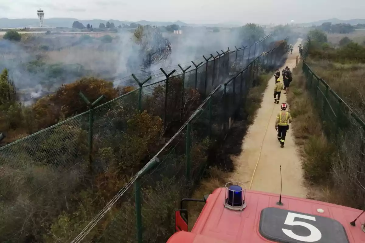 Els bombers treballant en un incendi a tocar de la Ricarda