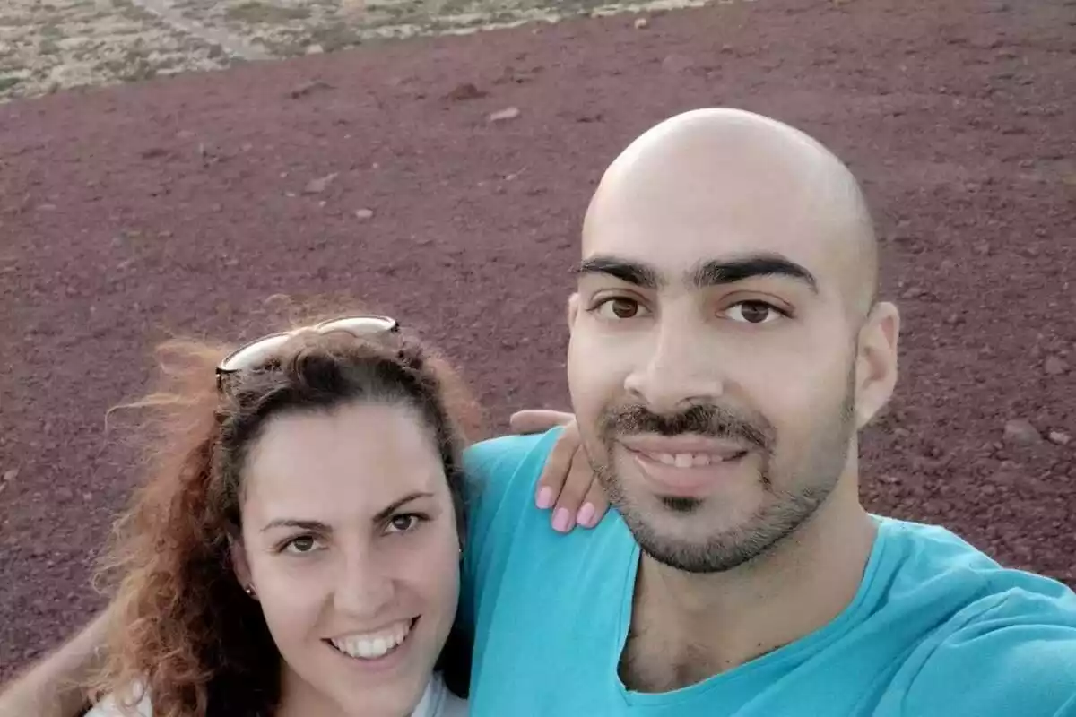 Hermes Suárez, el jove de 32 anys mort per un càncer, amb la seva parella