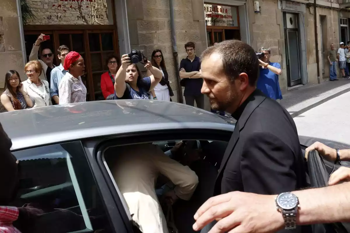 Imatge d'arxiu on es pot veure l'exbisbe de Solsona, Xavier Novell, entrant en un cotxe