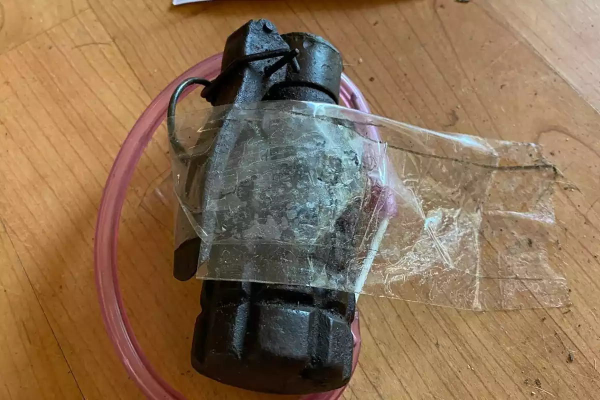 Imatge de granada que van trobar els Mossos al menjador de la casa ocupada a l'Anoia
