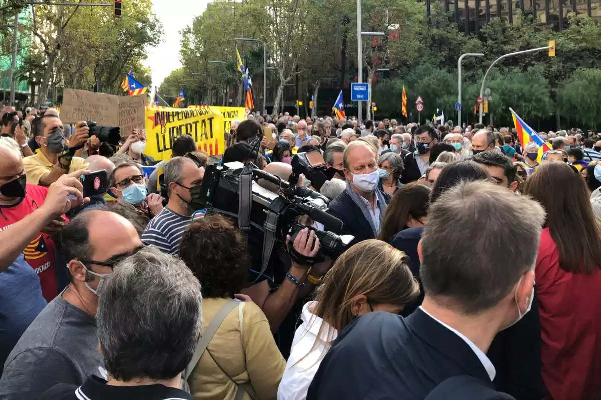Imatge de la concentració convocada per l'ANC davant el consolat italià de Barcelona