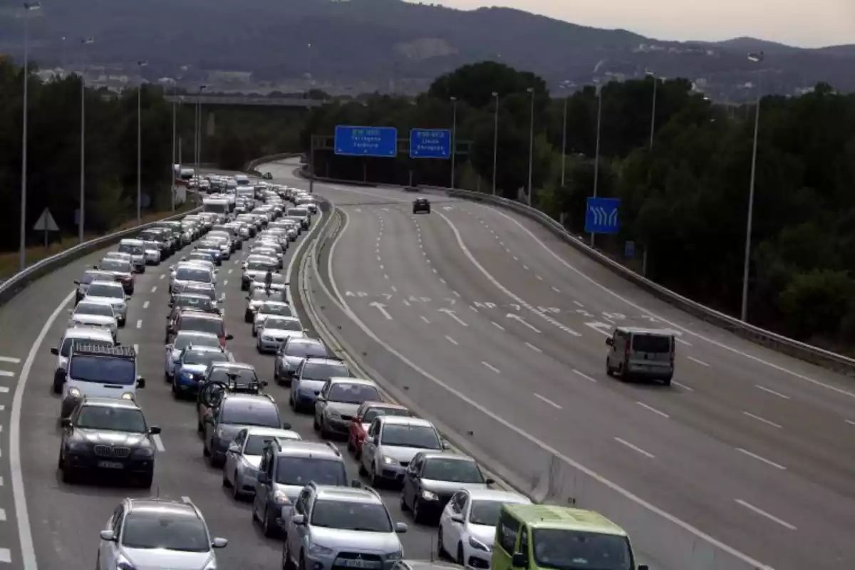Imatge de l'AP-7 plena de vehicles en direcció a Barcelona a Banyeres del Penedès