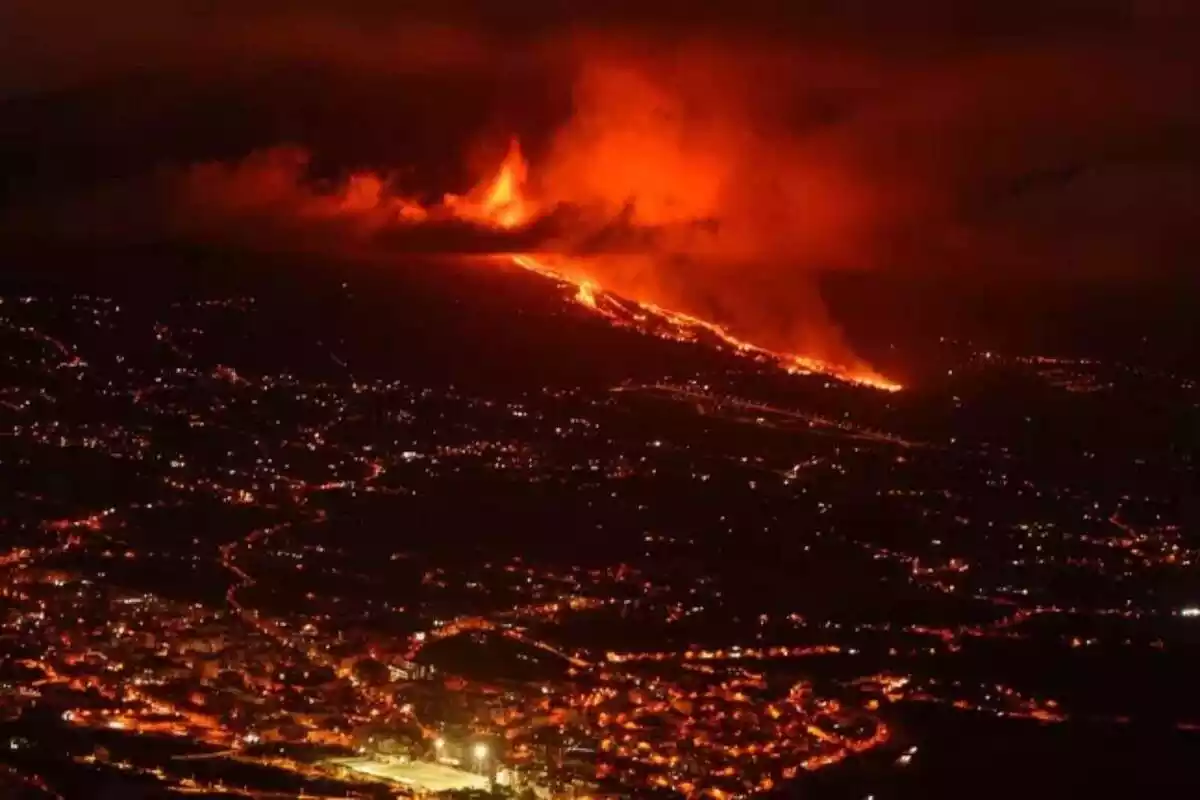 Imatge del volcà Cumbre Vieja en erupció durant la nit