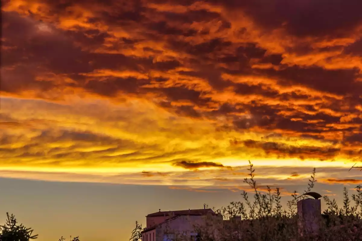 Imatge d'un cel rogent al Moianès