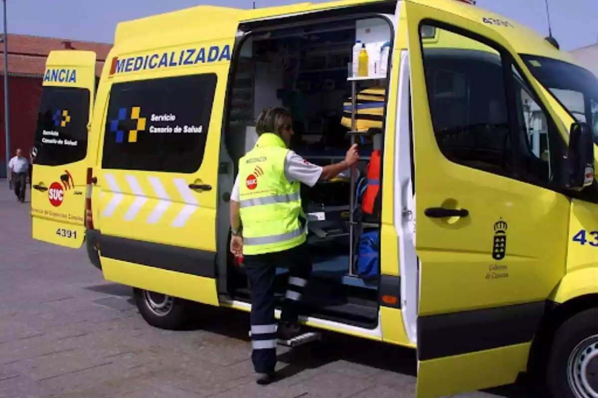 Imatge d'una ambulància i personal sanitari
