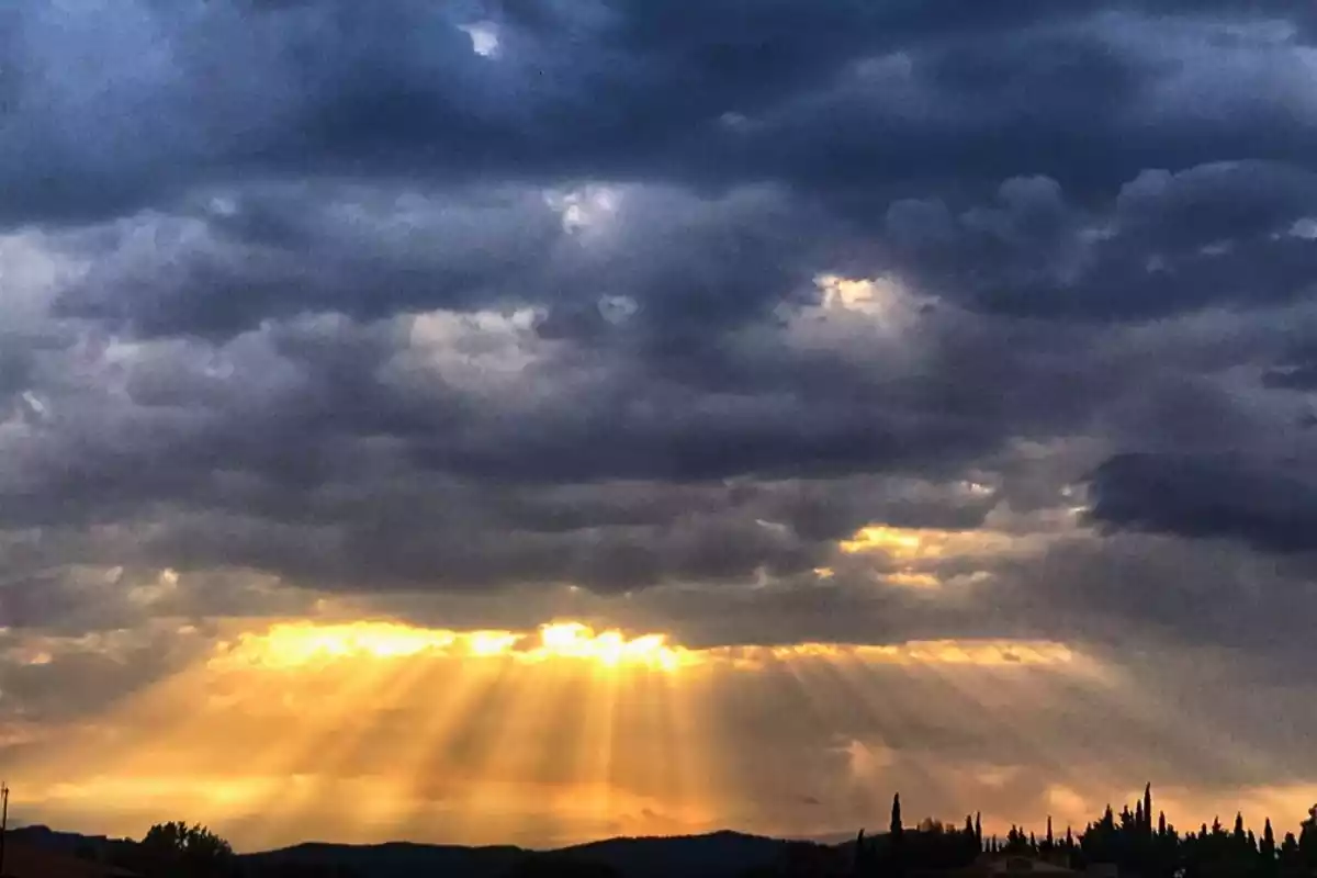 Imatge d'una sortida de sol amb molts núvols a Sant Climent Sescebes