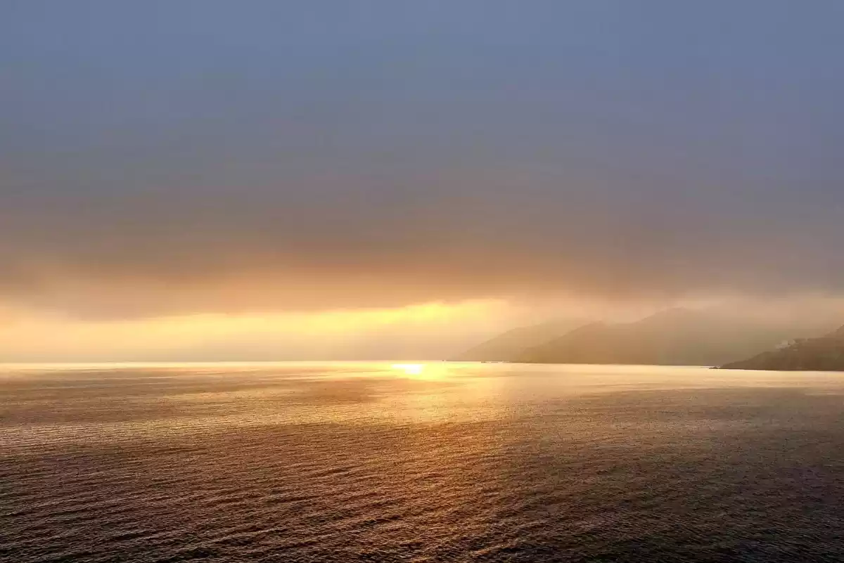 Imatge d'una sortida de sol entre núvols al Port de la Selva, Alt Empordà