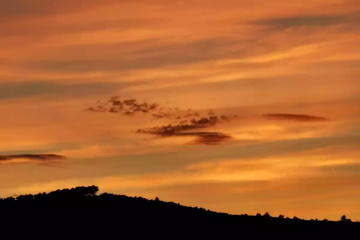 Imatge d'una sortida de sol rogenca a Olèrdola, Alt Penedès