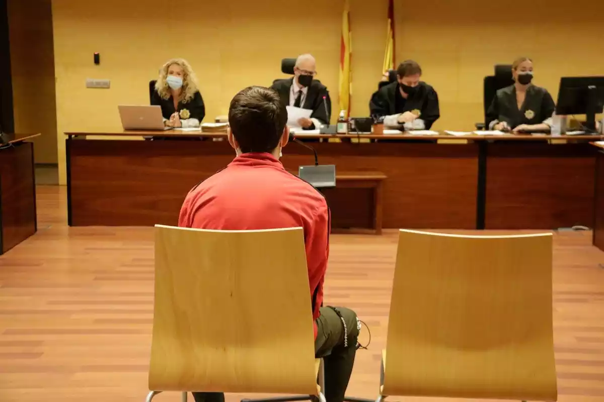L'acusat d'abusar, maltractar, vexar i amenaçar una menor a Girona, d'esquenes, durant el judici