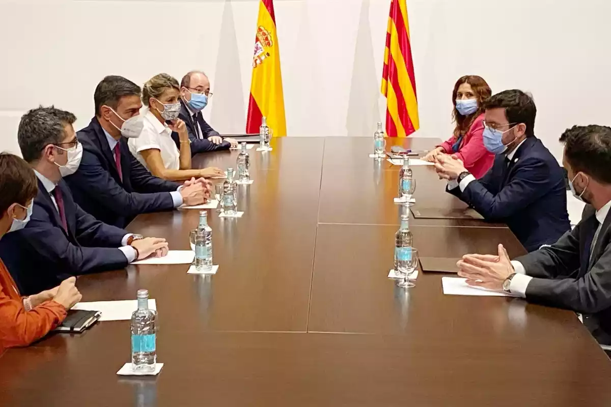 Les delegacions dels governs de Catalunya i de l’Estat s’han reunit a la Sala Torres Garcia del Palau