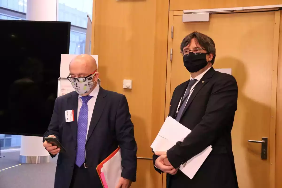 L'eurodiputat Carles Puigdemont i el seu advocat, Gonzalo Boye, en una imatge d'arxiu