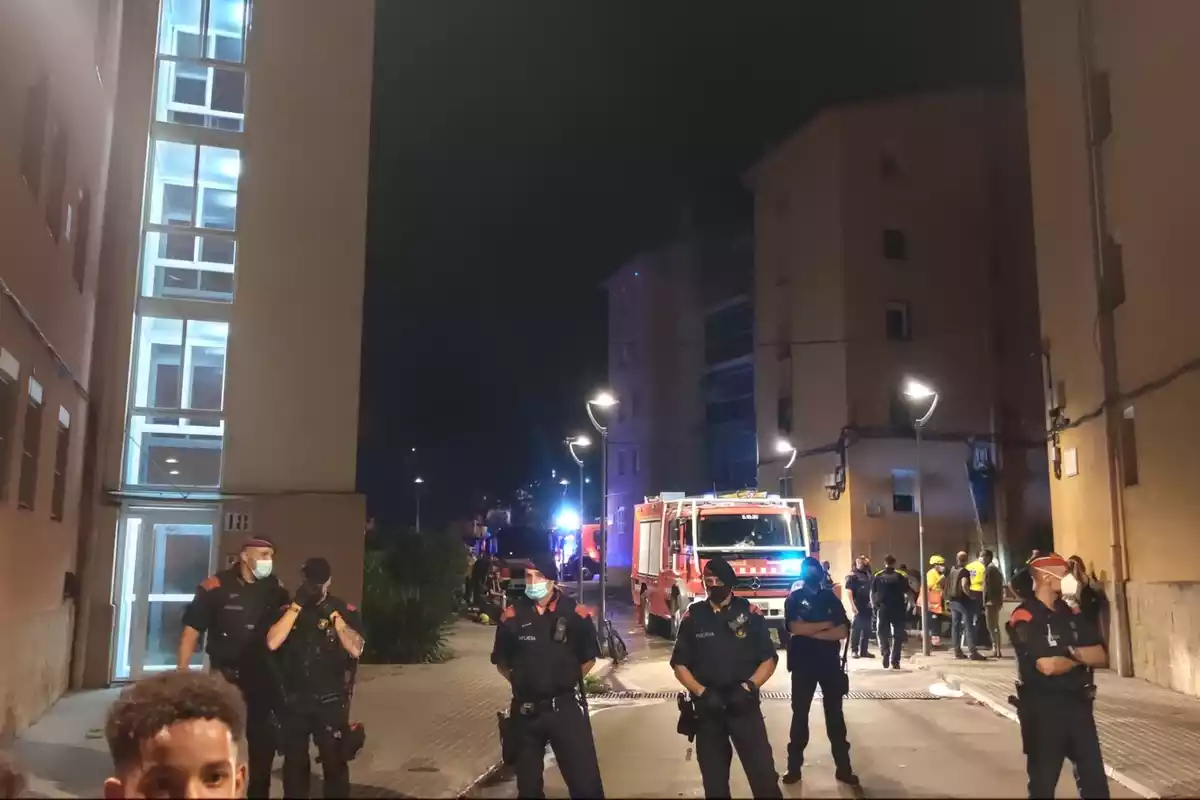 Mossos i Bombers en l'incendi mortal en un bloc de pisos d'Olesa de Montserrat