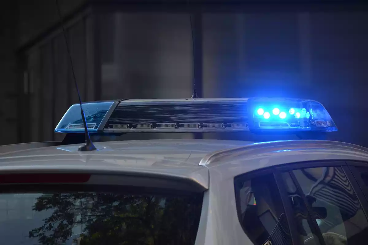 Part superior d'un cotxe de policia amb el llum blau encès
