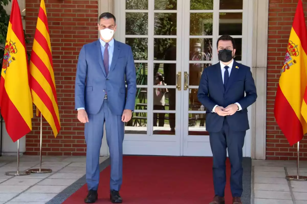 Pedro Sánchez i Pere Aragonès a l'escala de la Moncloa abans de reunir-se el 29 de juny de 2021