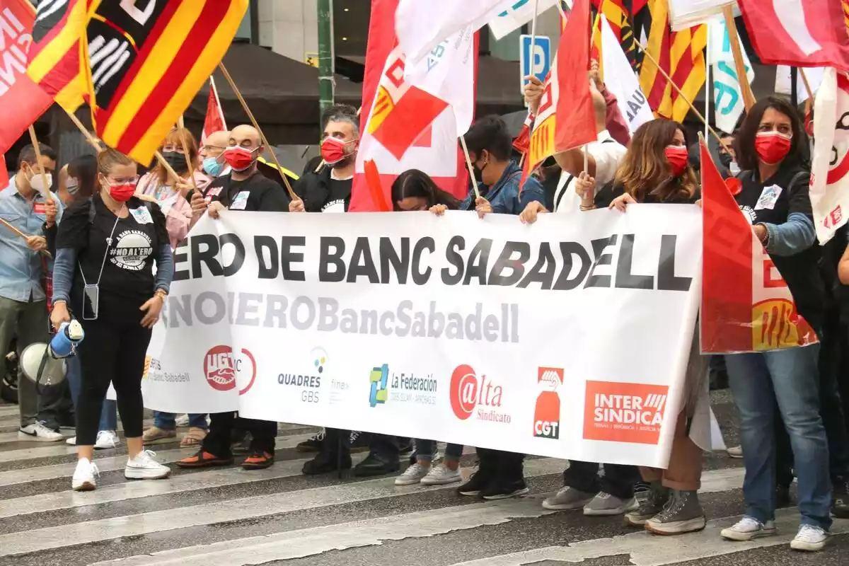 Pla general de la capçalera de la concentració de la plantilla del Banc Sabadell