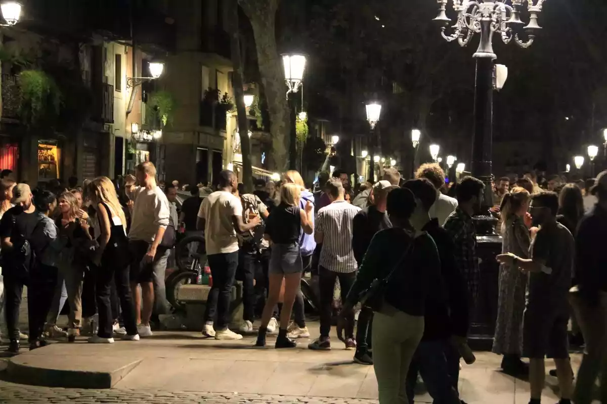 Pla general de persones fent botellot al Passeig del Born de Barcelona