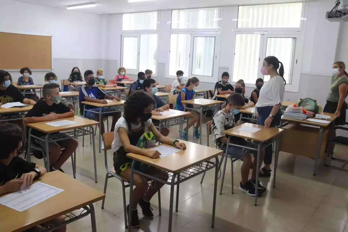 Pla general d'una aula de primer d'ESO de l'institut Ramon Barbat de Vila-seca el primer dia de curs 2021-2022