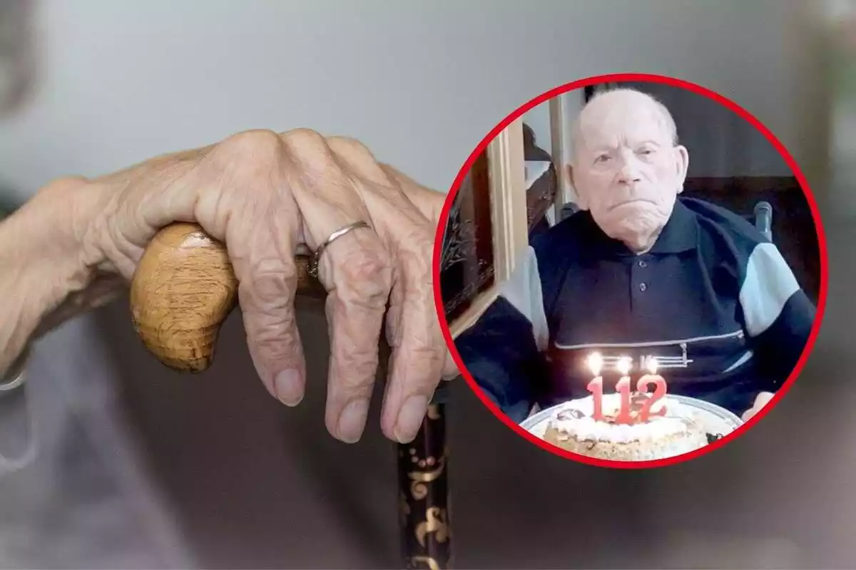 Saturnino amb un pastís d'aniversari i amb una mà darrera