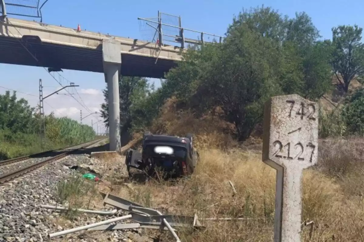 Un cotxe s'ha precipitat a la via del tren a Castellnou de Seana