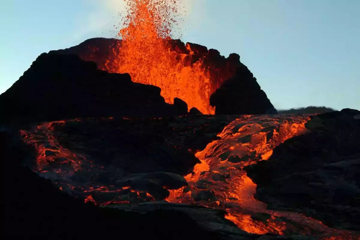 Un volcà en erupció