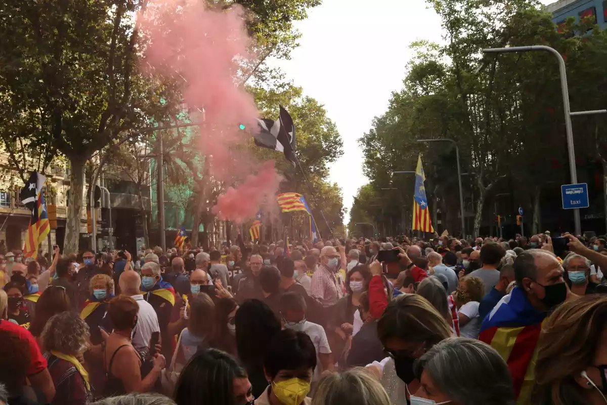 Una bengala encesa a la manifestació convocada per l'ANC per rebutjar la detenció de Carles Puigdemont a Itàlia