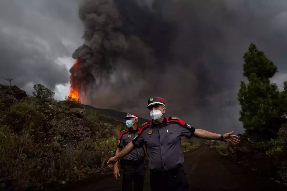 Bombers de les Canàries advertint els veïns del perill del volcà