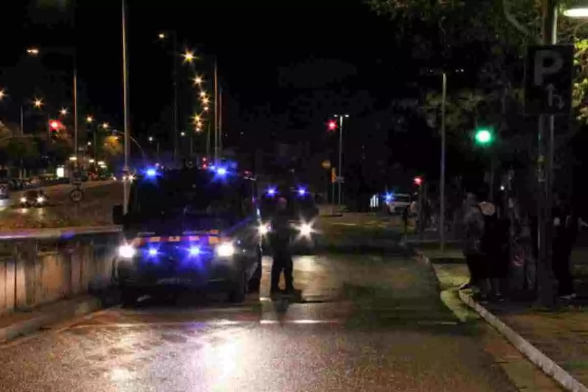Dispositiu nocturn dels Mossos d'Esquadra amb una furgoneta i un agent